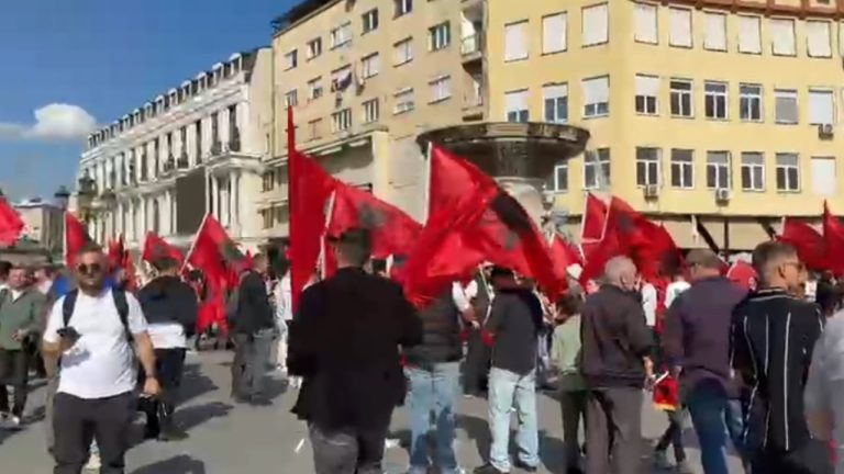 Protesta për gjuhën shqipe në Shkup, studentëve u bashkohen të rinj nga Kosova