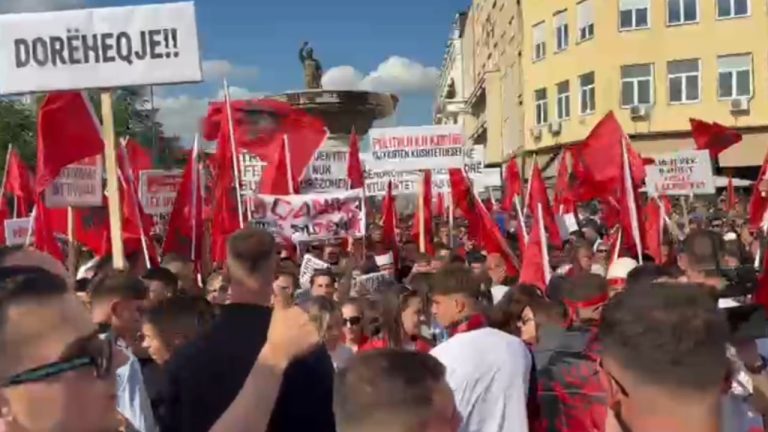 Protestë e studentëve shqiptarë në Shkup për gjuhën shqipe, sheshi mbushet kuqezi