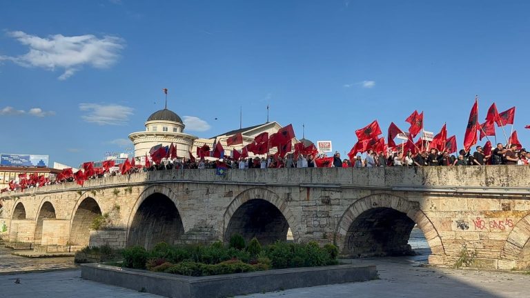 Protestë në Shkup për gjuhën shqipe, studentët kërkojnë dorëheqjen e Mickoskit