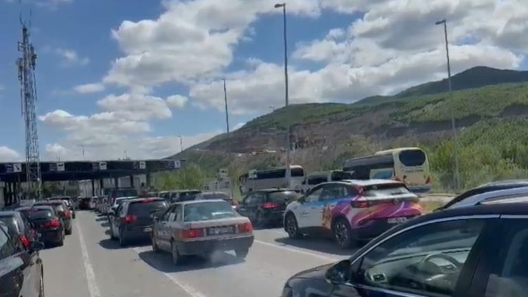 Të rinj nga Shqipëria e Kosova ndalohen në kufi para protestës së studentëve në Shkup