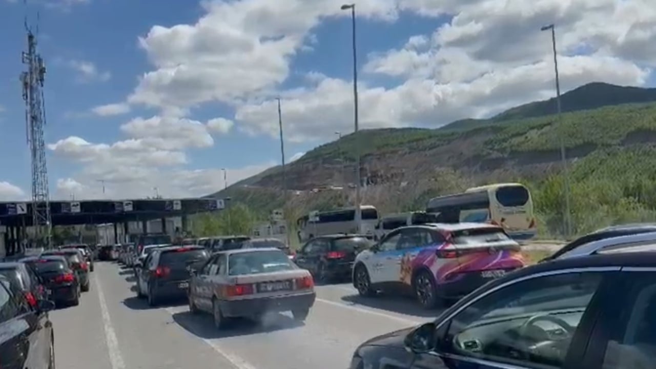 Të rinj nga Shqipëria e Kosova ndalohen në kufi para protestës së studentëve në Shkup