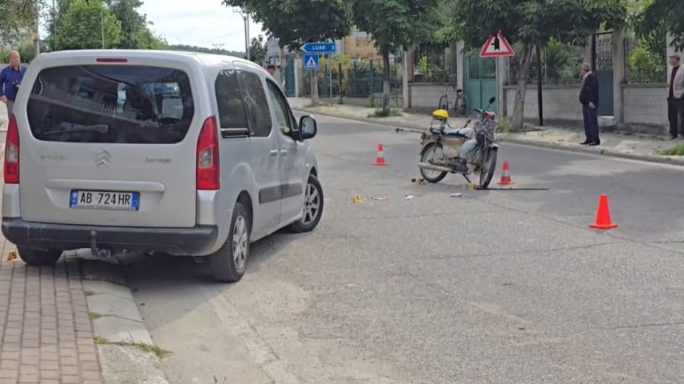 Aksident në Fier-Roskovec, makina përplas motorin në Kumam; drejtuesi në gjendje të rëndë