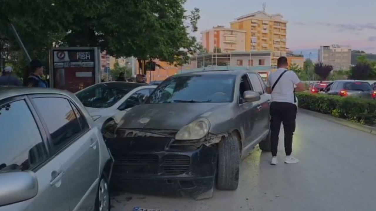 Aksident në qendër të Fierit: “Porsche” godet dy makina, shoferi ndalohet pas tentativës për t’u larguar