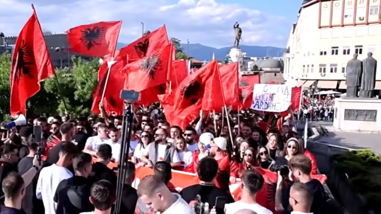 Protesta në Shkup për gjuhën shqipe, policia liron tre të rinjtë pas përplasjes