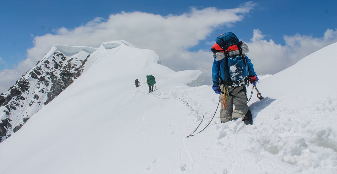 Everesti thyen rekordin nga ana e Nepalit, 274 alpinistë arrijnë majën në një ditë