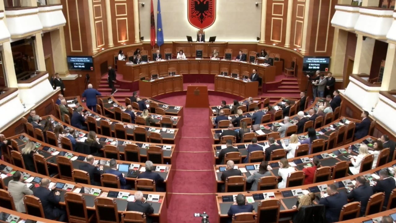 Interpelanca me Ramën shtyhet në Kuvend, mazhoranca e lidh me vizitën në Seul