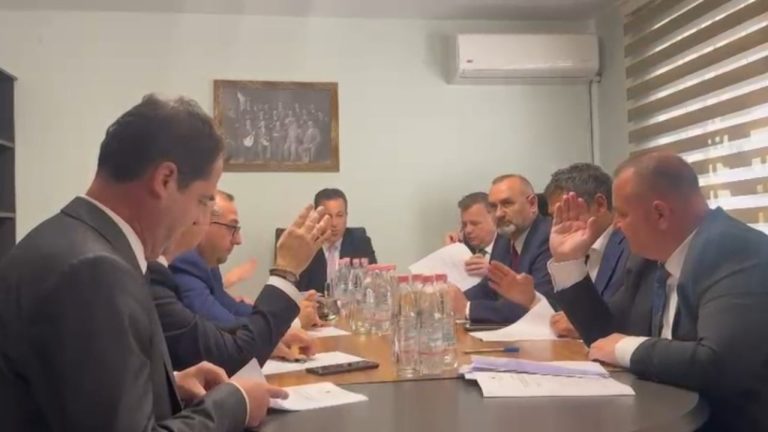 PD dhe PS bien dakord për rregulloren e Kuvendit, çfarë ndryshon pas mbledhjes me dyer të mbyllura