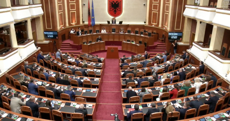 PS dhe PD bashkojnë votat për rregulloren e Kuvendit, kalon me 100 vota pakti i ri