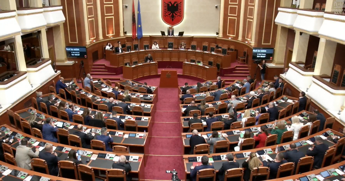 PS dhe PD bashkojnë votat për rregulloren e Kuvendit, kalon me 100 vota pakti i ri