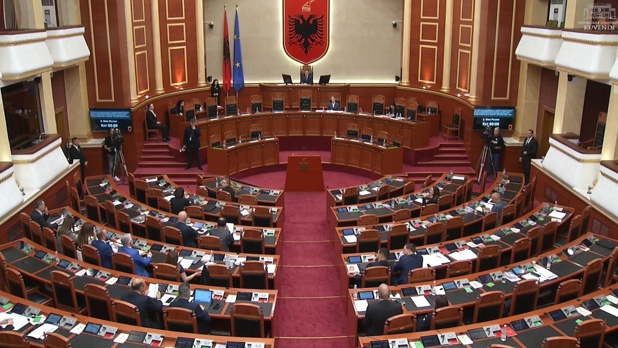 PS dhe PD mbyllin pazarin për Rregulloren e Kuvendit, çfarë u hoq dhe çfarë mbeti