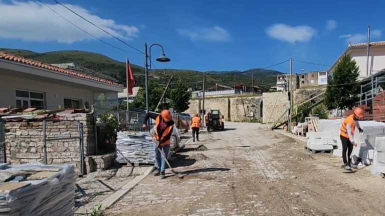 Alarm për Kalanë e Tepelenës: beton, mjete të rënda dhe punime përtej afatit