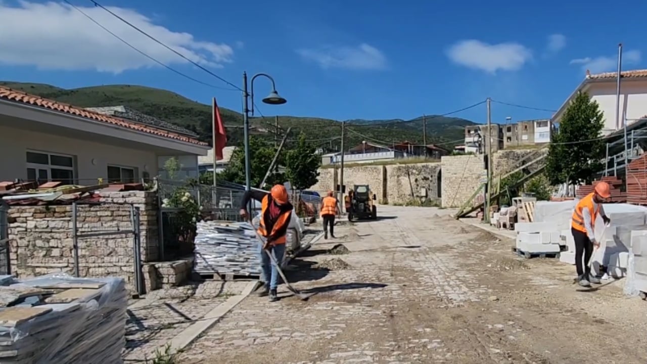 Alarm për Kalanë e Tepelenës: beton, mjete të rënda dhe punime përtej afatit