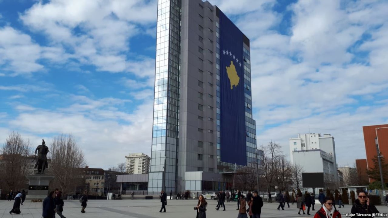 Kosovë, qeveria në detyrë ndan 100 euro para zgjedhjeve për disa kategori