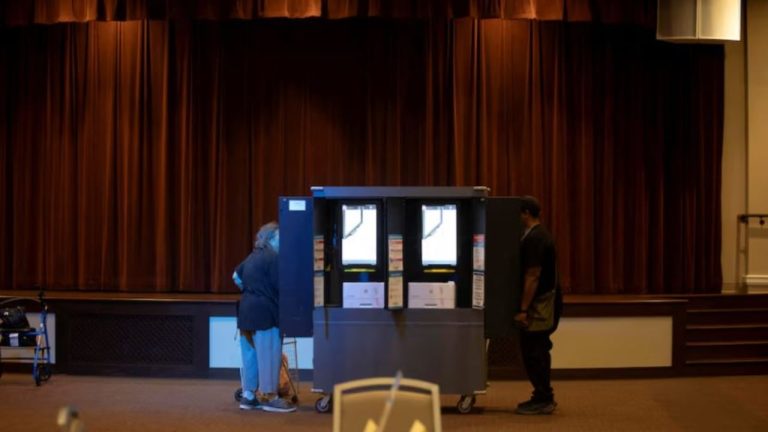 Makineritë e votimit në SHBA: si dështoi përpjekja e zyrtarëve të Trump për t’i bllokuar