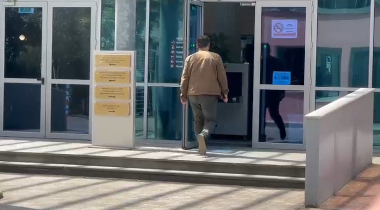 Tedi Blushi paraqitet sërish në GJKKO, ende pa sqarim zyrtar për arsyen