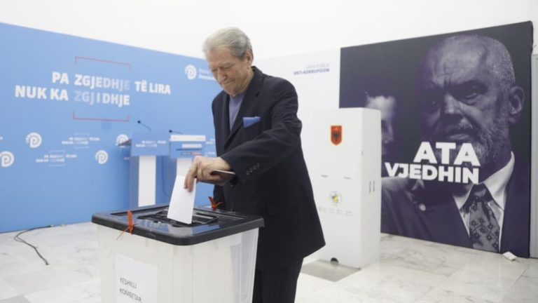 Referendumi në PD: Berisha voton për veten, procesi cilësohet “shembullor” nga selia blu