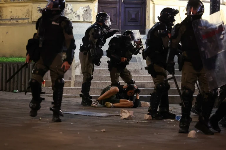 Tensione në Beograd pas protestës së studentëve, përplasje pranë presidencës serbe