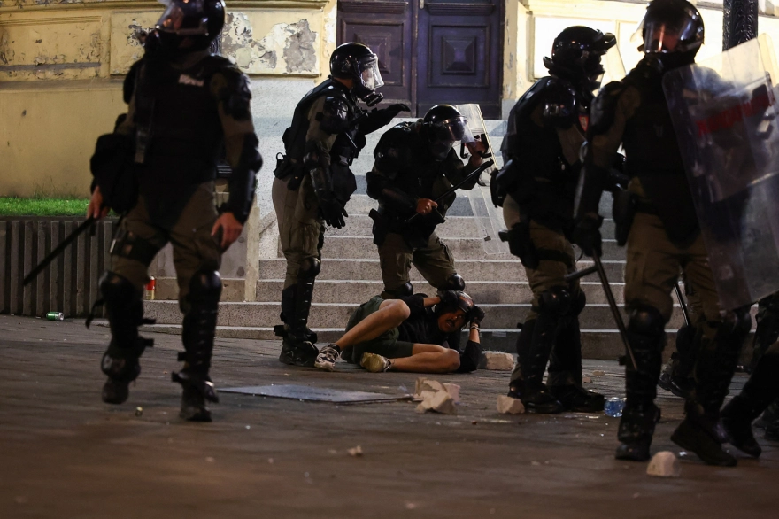 Tensione në Beograd pas protestës së studentëve, përplasje pranë presidencës serbe
