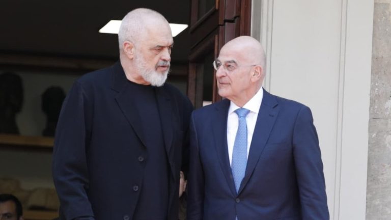 Dendias në Tiranë, Rama e quan “mik”: vizita greke shihet përtej protokollit dypalësh