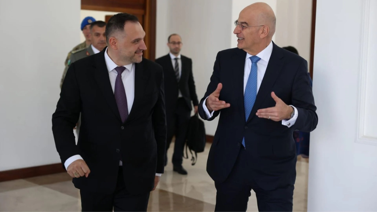 Greqia rikthen në Tiranë çështjen e varrezave të ushtarëve, pritet komisioni i përbashkët