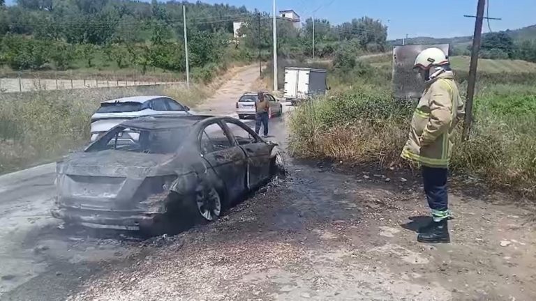 Makina përfshihet nga flakët në Fier, hetimet paraprake flasin për shkëndijë elektrike