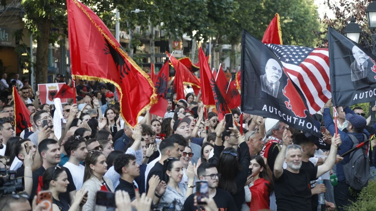 Protestë në Tiranë për gjuhën shqipe në RMV, studentët marshojnë drejt ambasadës