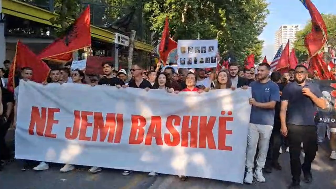 Protestë në Tiranë për gjuhën shqipe në RMV, të rinjtë marshojnë drejt ambasadës