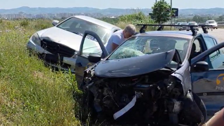 Aksident në bypass-in e Fierit, përplasen dy makina: 4 të plagosur, mes tyre 2 turistë