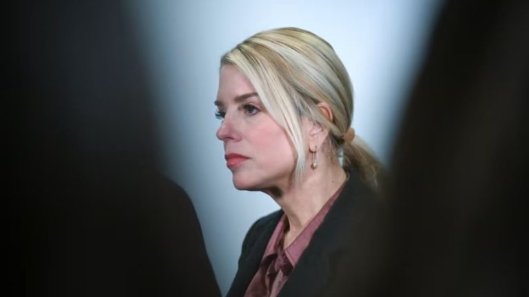Pam Bondi zbulon se ka kancer në tiroide, ish-zyrtarja amerikane po trajtohet