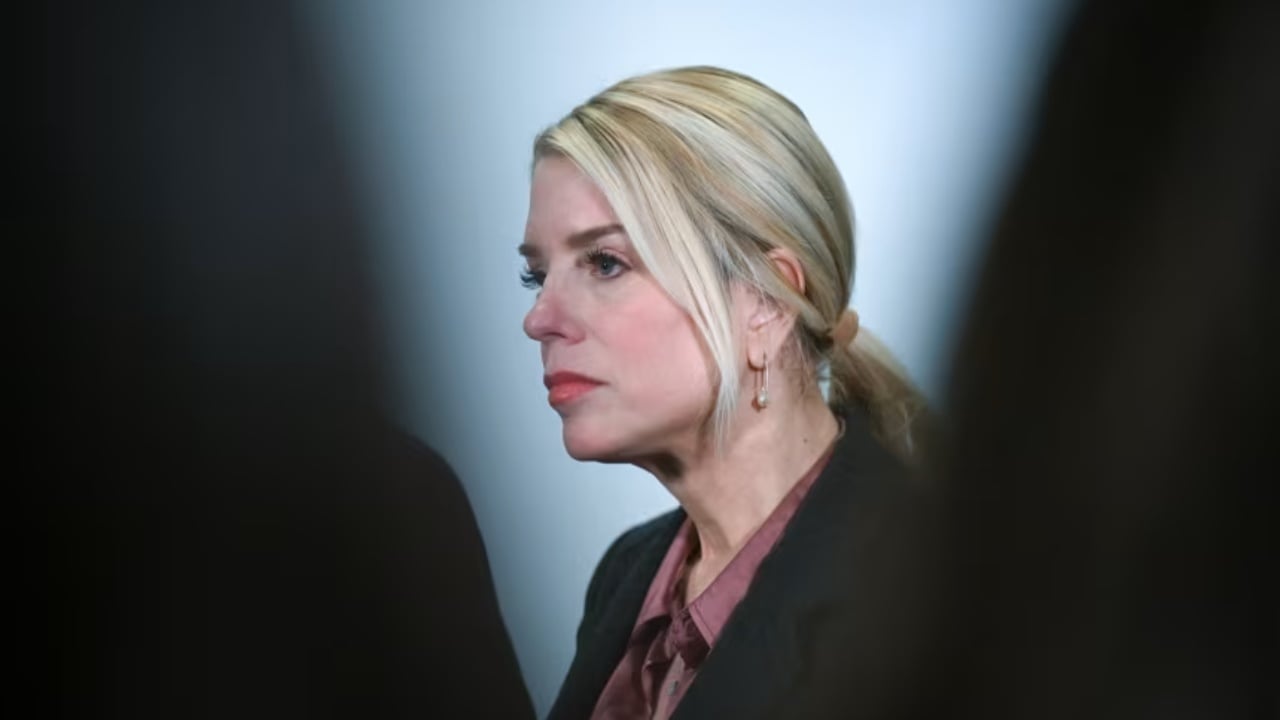 Pam Bondi zbulon se ka kancer në tiroide, ish-zyrtarja amerikane po trajtohet