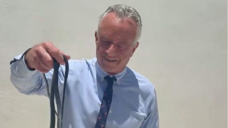Robert F. Kennedy Jr. kafshohet nga gjarpri në Florida, videoja ndez debat në SHBA
