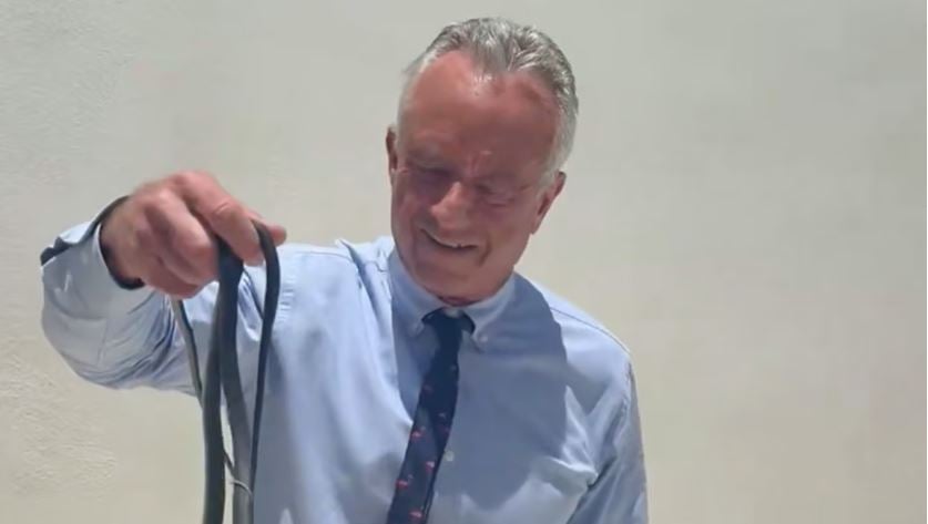 Robert F. Kennedy Jr. kafshohet nga gjarpri në Florida, videoja ndez debat në SHBA