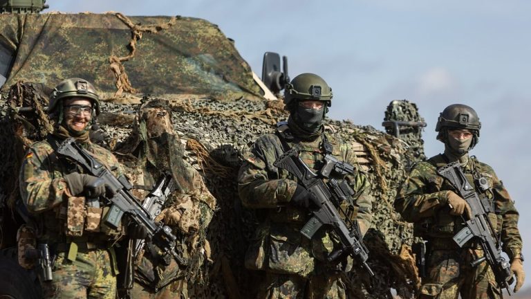 NATO po shqyrton deri në 60 mijë trupa pranë Rusisë, në fokus Letonia dhe Estonia