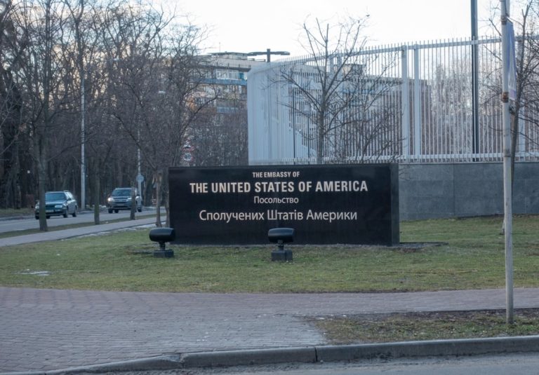 SHBA mban hapur ambasadën në Kiev pavarësisht paralajmërimeve të forta nga Rusia