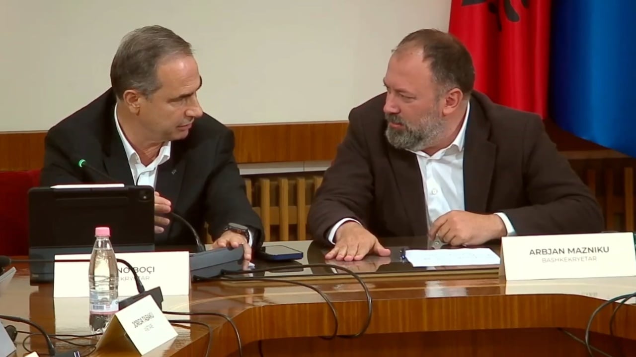 Tensione në Komisionin e Territoriales, Mazniku i heq mikrofonin Boçit dhe plas debati