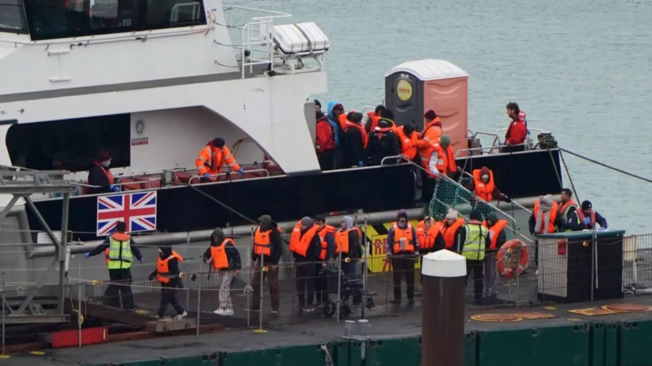 Britania do të përdorë AI për verifikimin e moshës së azilkërkuesve, ngrihen alarme për të drejtat