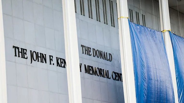 Gjykata federale bllokon riemërtimin e Qendrës Kennedy, urdhëron heqjen e emrit të Trump