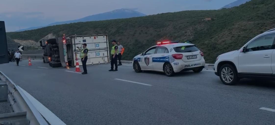 Kamioni me produkte mishi del nga rruga në Rrugën e Kombit, dyshime për frenat