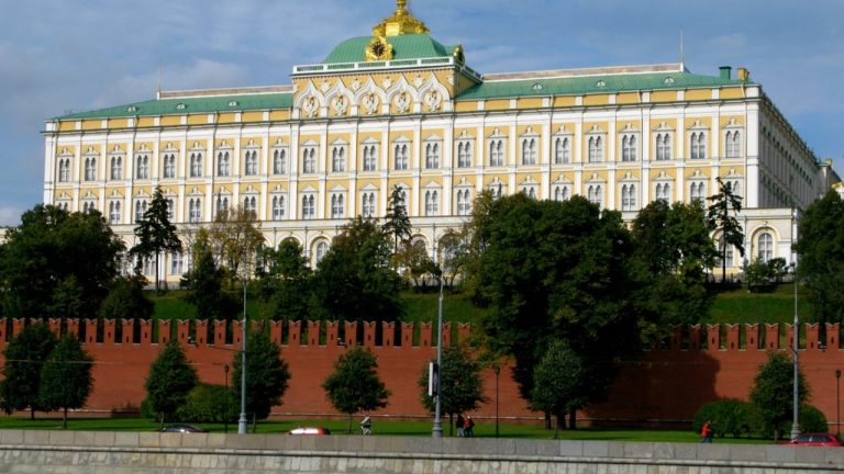 Kremlini sulmon rolin e BE-së për Ukrainën: Europa, sipas Moskës, s’mund të jetë ndërmjetëse