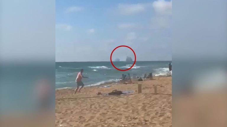 Video nga Nahariya: raketa të Hezbollahut bien pranë bregdetit, plazhistët ikin në panik