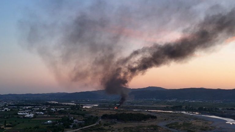 Elbasan, tym i zi mbi ish-Metalurgjikun pas djegies së gomave pranë Shkumbinit