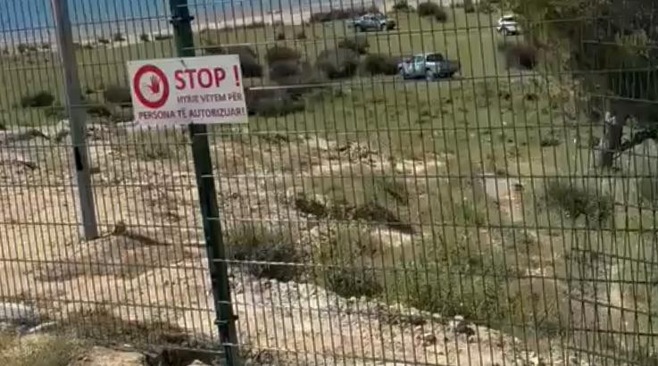Pas dhunës në protestën e Zvërnecit, hiqet teli me gjemba nga kantieri i rrethuar