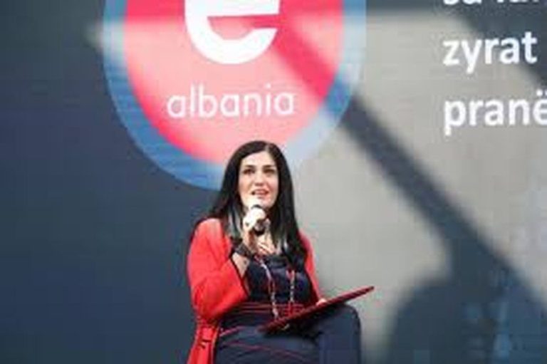 “Lavanderia e pushtetit”: Si u kthye intervista e Mirlinda Karçanajt në operacion rehabilitimi televiziv