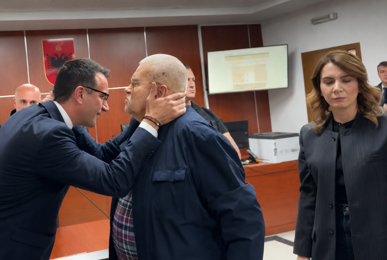 (FOTO) Këta janë servilët e pushtetit që ishin në sallë për ti puthir dorën Veliajt