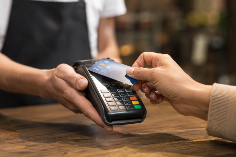 POS me detyrim, fitimet për bankat/ Si po i kthen qeveria pagesat elektronike në një taksë të fshehtë për qytetarët
