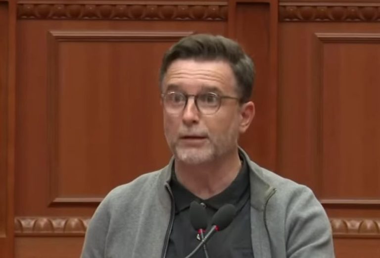 Braçe “zbulon” Tiranën/ Kur realiteti bëhet lajm vetëm se e filmon deputeti