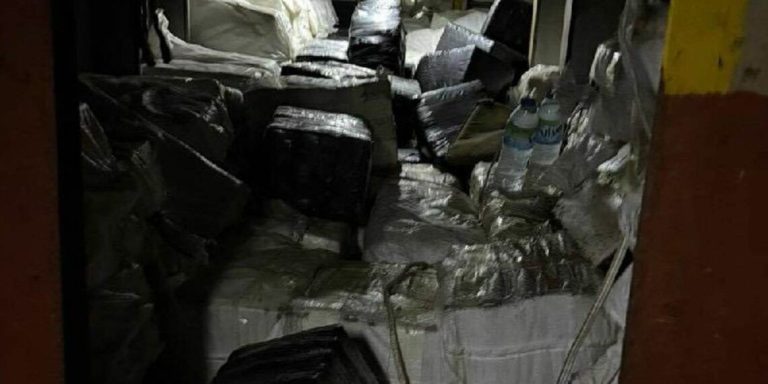 Kapet anija me deri në 40 tonë kokainë në Atlantik, 23 të arrestuar