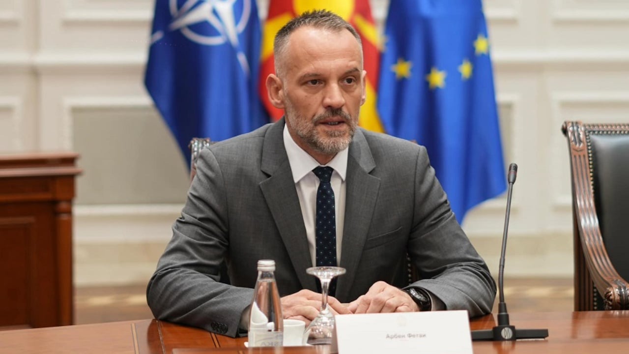 Dorëhiqet Arben Fetai, zëvendëskryeministri i Maqedonisë së Veriut pas debatit për mungesat