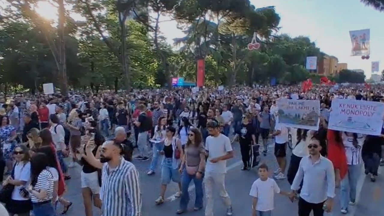 Protesta për Zvërnecin hyn në ditën e dytë, marshim nga Ministria e Brendshme te Kryeministria