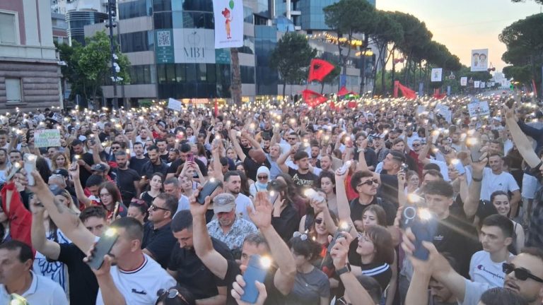 Protesta për Zvërnecin mbyllet pas dy orësh para Kryeministrisë, paralajmërohet tubim tjetër